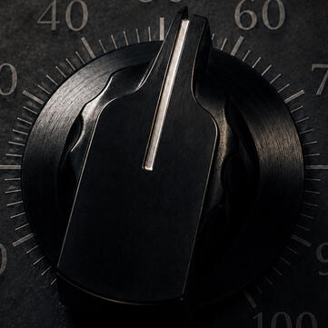 alt=Linde Mastering logo and studio setup